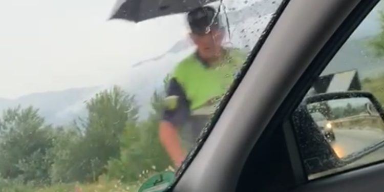 Aksident në Gjirokastër, makina del nga rruga tek kthesa e Viroit