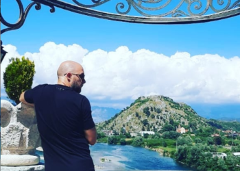 Gruaja e la për ish-deputetin, Aleksandër Varfaj tregon se është single (FOTO)