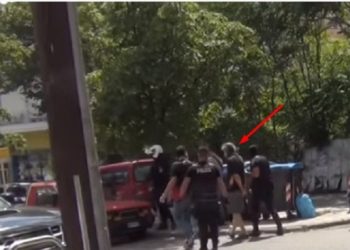 Ngjarje e pazakontë në Greqi, 45-vjeçari godet me sëpatë punonjësit ta taksave, dy në gjendje të rëndë (FOTO)