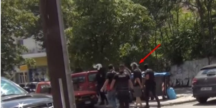 Ngjarje e pazakontë në Greqi, 45-vjeçari godet me sëpatë punonjësit ta taksave, dy në gjendje të rëndë (FOTO)