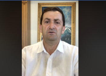 VIDEO/ Vangjel Tavo nis monologun e mërzitshëm në FB: Rilindja nuk hapi asnjë vend pune në Gjirokastër (LSI e ndante një vend pune mes dy a tre personash, largimet i bënte me letër me vrimë)