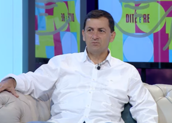 Vangjel Tavo flet sikur s’ka qenë kurrë në pushtet: Këtu s’ka më shpresë, ne do bëjmë qeveri në krah të qytetarëve dhe fshatarëve. Ndihmat e Covid i morën vetëm besnikët e sektit të Rilindjes