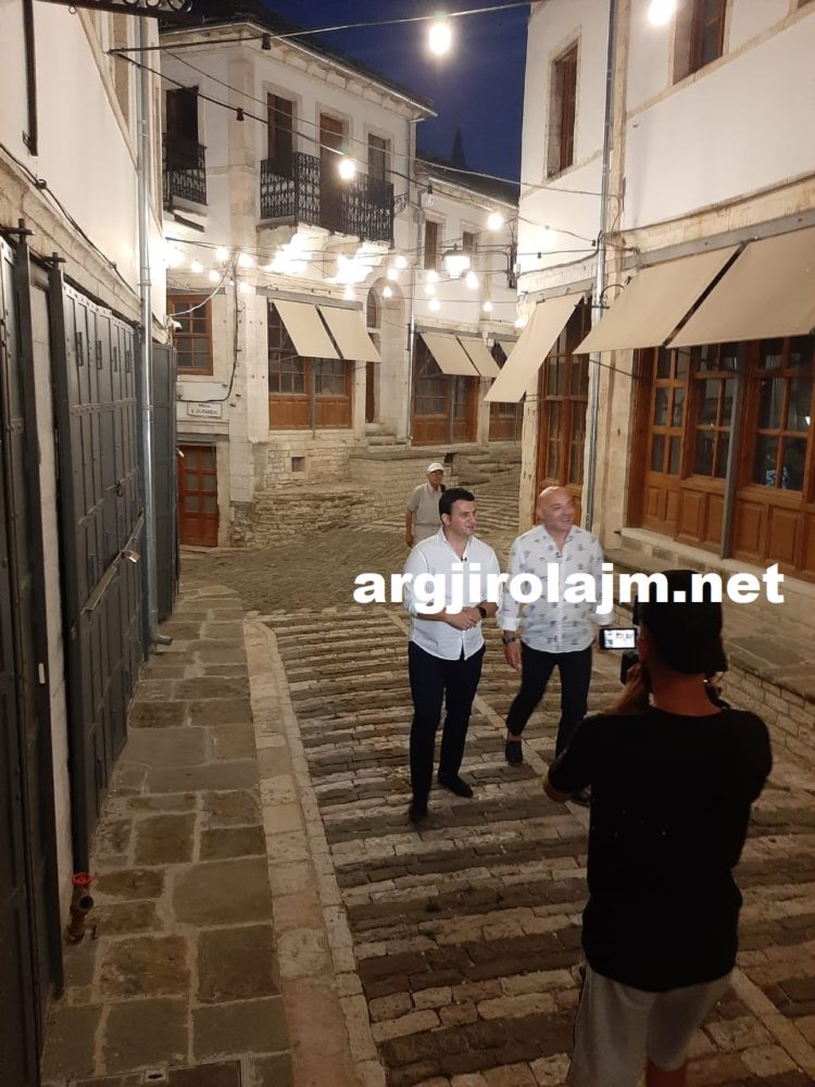 ‘Opinion’ në Gjirokastër, Blendi Fevziu nis xhirimet për emisionin që promovon qytetin e gurtë (FOTO)