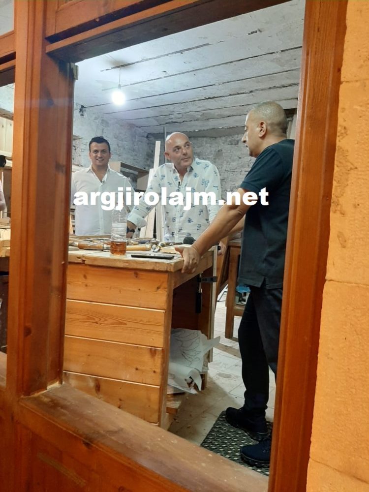 ‘Opinion’ në Gjirokastër, Blendi Fevziu nis xhirimet për emisionin që promovon qytetin e gurtë (FOTO)