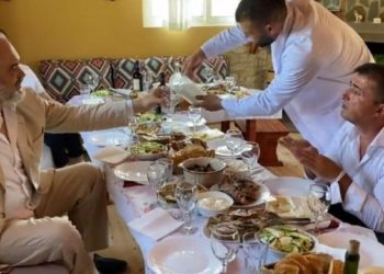 Tërmet Peçi ngre dolli me dhallë për Ramën: Diell e shëndet, e sa më shumë të të kemi këtu (VIDEO)