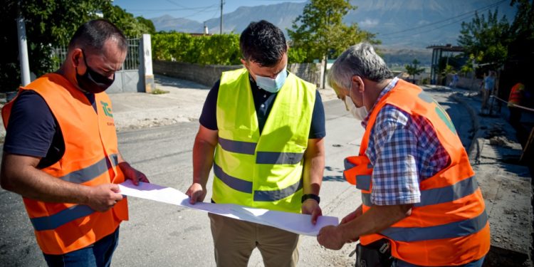 Nis puna, ndriçim LED për rrugën e lagjes “Zinxhira” në Gjirokastër