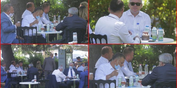 Deputetët ia shtrojnë me dhallë para Kuvendit (FOTO)