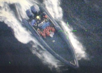 Si nëpër filma, 7 skafe dhe një helikopter në Vlorë ndjekin në det gomonen e dyshuar me kanabis