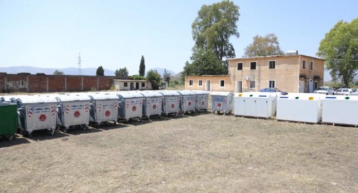 Gjermania i dhuron Bashkisë Finiq 100 kontenierë për mbeturinat