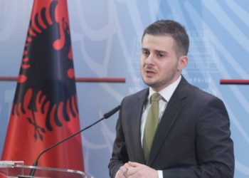 Pas shkarkimeve në Ambasadën e Athinës, Cakaj largon dhe konsullin shqiptar në Bari
