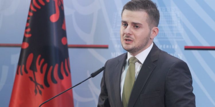 Pas shkarkimeve në Ambasadën e Athinës, Cakaj largon dhe konsullin shqiptar në Bari