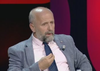 Shefja e ISHP: Mos promovoni idiotë që thonë gomarllëqe. Alfred Cako: Aman më fut tek Infektivi pa maskë