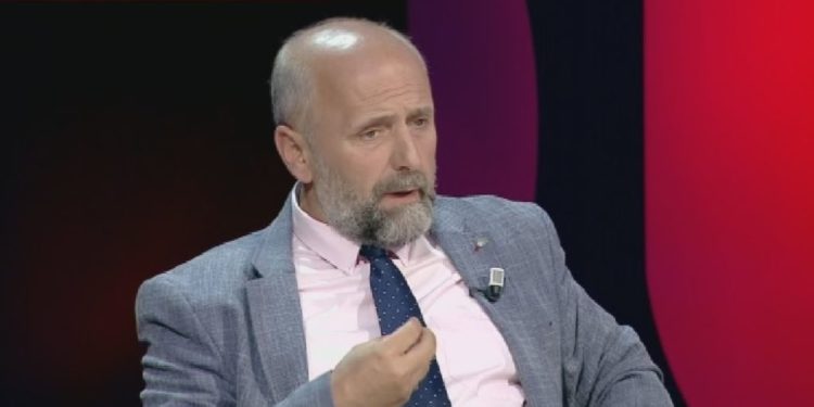 Shefja e ISHP: Mos promovoni idiotë që thonë gomarllëqe. Alfred Cako: Aman më fut tek Infektivi pa maskë