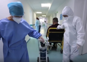 Pamje tronditëse brenda Spitalit Infektiv, mjekë që vrapojnë dhe pacientë që rënkojnë: Ooo vdiqaa, oo nëna ime… (VIDEO)