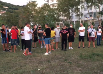 Protestë në Vlorë kundër mbylljes së lokaleve pas orës 20:00 (VIDEO)