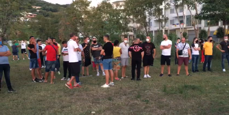 Protestë në Vlorë kundër mbylljes së lokaleve pas orës 20:00 (VIDEO)