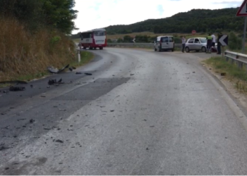 Aksident i frikshëm në aksin Levan-Fier, makina përplaset me autobusin (VIDEO)