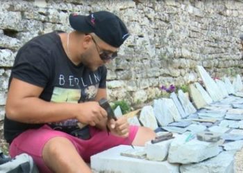 8 vjet me çekan dhe daltë në dorë, i riu nga Gjirokastra trashëgon zanatin e familjes