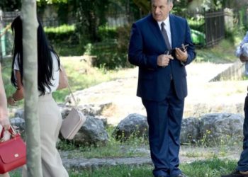 Deputeti i PS-së ‘kapet mat’ duke parë të pasmet e deputetes së Gjirokastrës