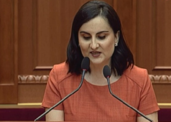 Deputetja e Gjirokastrës debat me ministren e Arsimit: Anulo 30 korrikun, keni prishur garën, futët në kaos universitetet