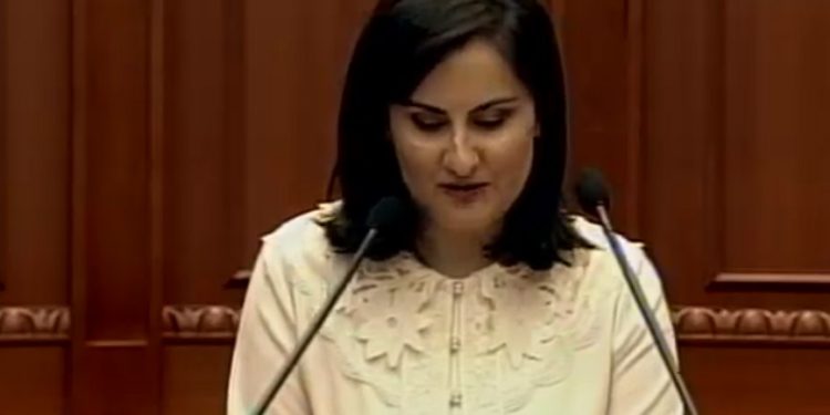 Deputetja e Gjirokastrës lumë akuzash për Skënder Gjinushin: Akademia e Shkencave është shndërruar në çerdhe të shpenzimeve vetjake