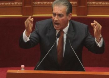 Estradë në Kuvend, deputeti ballist ankohet se s’ka ku parkon makinën. I kthehet Gramoz Ruçi: Mor zotëri, s’mund të flasim këtu për parkimin tënd