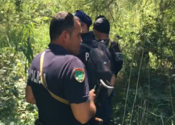 Kapet gomonia, por jo trafikantët. Qindra policë mësyjnë në Vlorë (VIDO)