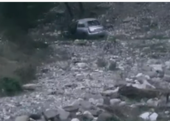 Aksident i frikshëm në Gjirokastër, makina përfundon në përrua (VIDEO)