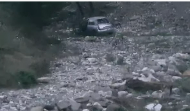 Aksident i frikshëm në Gjirokastër, makina përfundon në përrua (VIDEO)