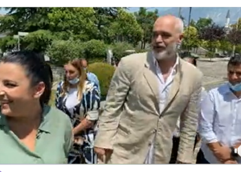 Një perlë nga Gjirokastra/ Rama i thotë do kesh ujë 24 orë në zonën muzeale, banori i kthehet: Ne kemi muslluqet tona, nuk është problem (VIDEO)