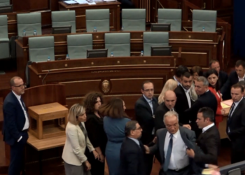 Plas sherri në Kuvendin e Kosovës, deputeti i VV: Më sulmuan fizikisht në korridor dy kolegë të LDK