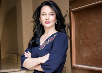 Dëshmitarët e Jehovait në derë të shtëpisë