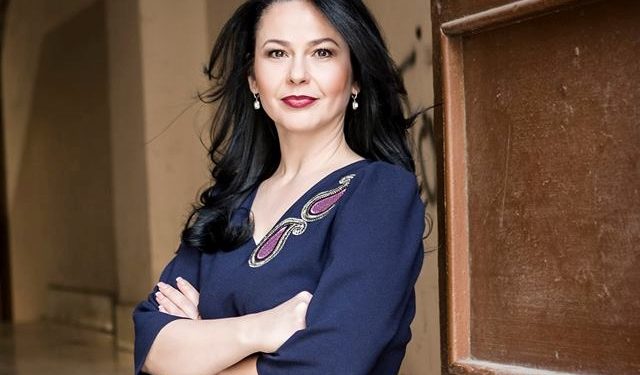 Dëshmitarët e Jehovait në derë të shtëpisë