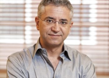 “Patriotizmin e tregoni duke ngrënë sufllaqe dhe duke pirë raki Skrapari para flamurit”, shkrimtari ironizon shoqatat e emigrantëve pas vdekjes së vajzës shqiptare në Greqi