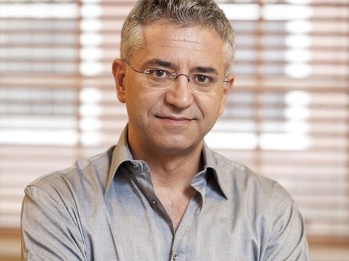 “Patriotizmin e tregoni duke ngrënë sufllaqe dhe duke pirë raki Skrapari para flamurit”, shkrimtari ironizon shoqatat e emigrantëve pas vdekjes së vajzës shqiptare në Greqi