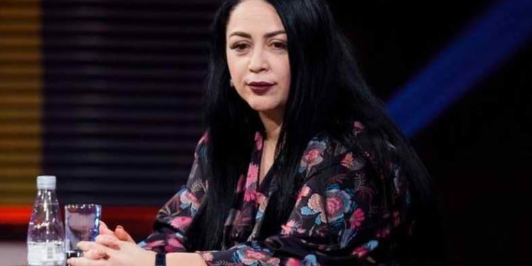 Pendesë nga një anëtare jurie