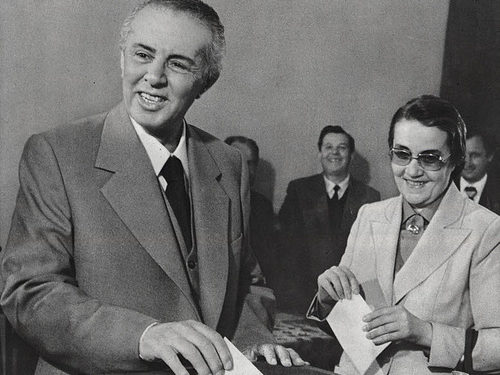 DOKUMENTI/ Ja sa paguheshin Enver dhe Nexhmije Hoxha