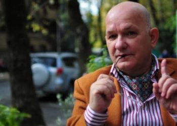 Ç’pret nga një popull që pështyn në tokë