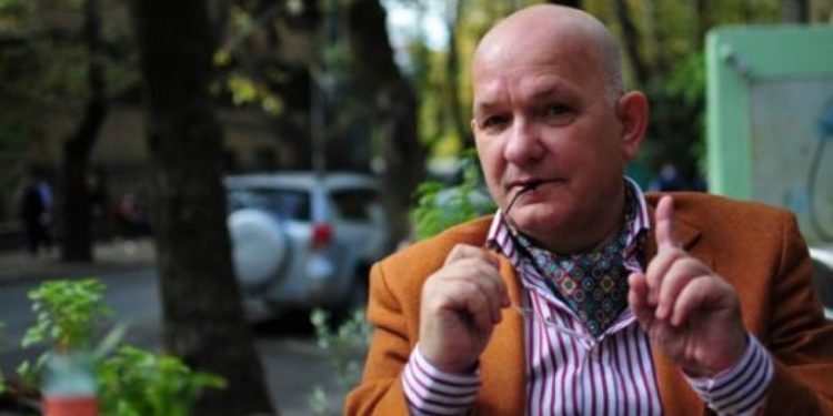 Ç’pret nga një popull që pështyn në tokë