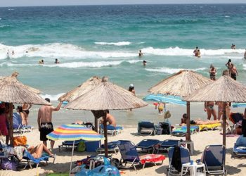 Kaos tek Konsullata Shqiptare në Selanik, policia greke keqtrajton emigrantin shqiptar (VIDEO)