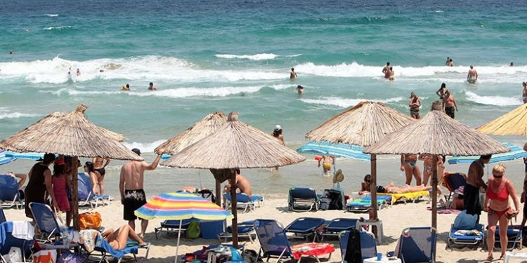 Kaos tek Konsullata Shqiptare në Selanik, policia greke keqtrajton emigrantin shqiptar (VIDEO)