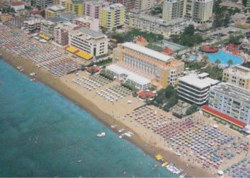 Kosovarët mbajnë gjallë turizmin në Shqipëri. Në qershor 72% më pak turistë se vjet