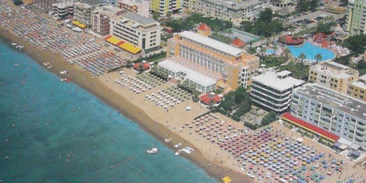 Polakët “rikthehen” në Shqipëri, agjencitë turistike nisin ofertat për paketa pas 15 korrikut