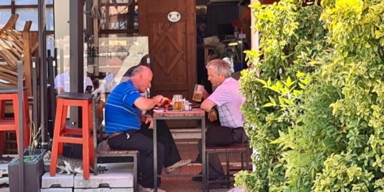 COVID/ Restorantet në krizë, shqiptarët nuk po konsumojnë as qoftet në zgarat e famshme