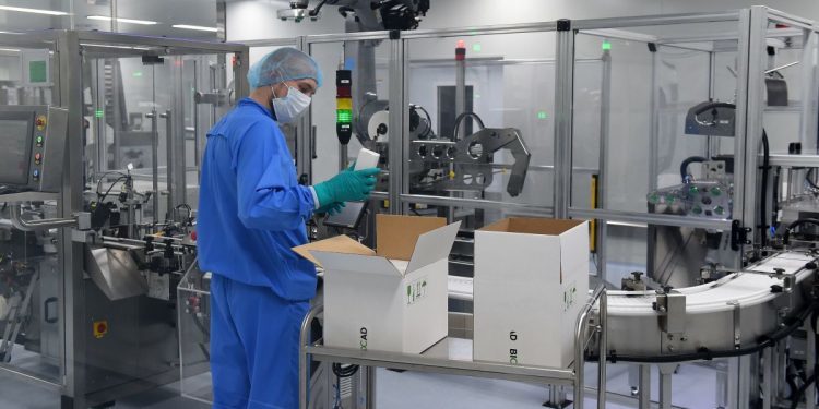 “Është një moment Sputnik”/ Rusia paralajmëron vaksinën anti-COVID brenda dy javësh