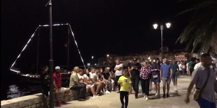 Të huajt mbërrijnë në Sarandë, qyteti po gjallërohet, por mbrëmjet mbeten të vakëta (VIDEO)