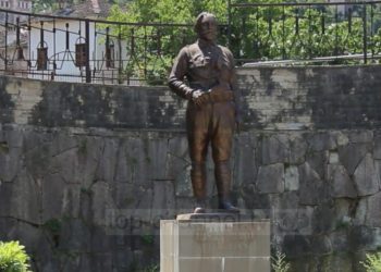 Hapësirat e “dinjitetit”/ Monumentet e vendosura keq në mjedise publike në Gjirokastër