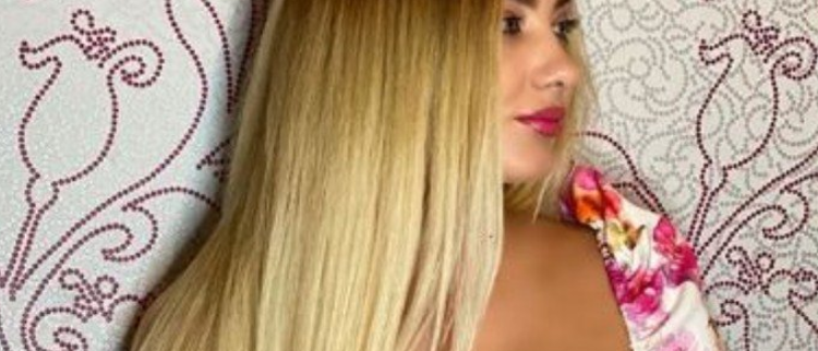 “Do të lëpij këmbët”, mesazhi erotik që i erdhi biondes seksi në inbox