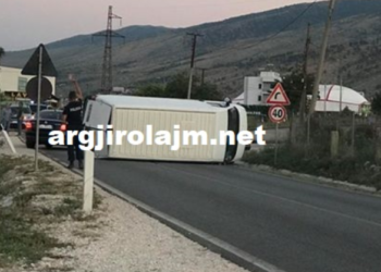 Aksident i frikshëm në Gjirokastër, furgoni përmbyset pranë Lazaratit (FOTO)