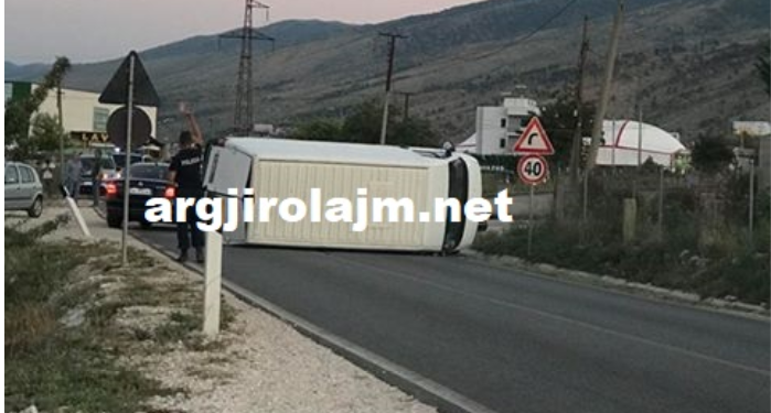 Aksident i frikshëm në Gjirokastër, furgoni përmbyset pranë Lazaratit (FOTO)